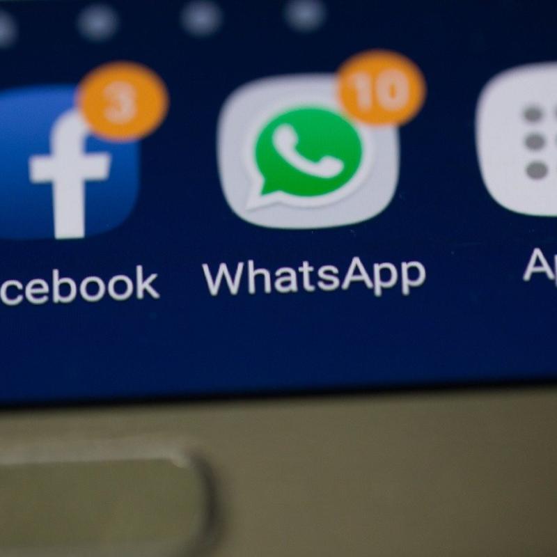 Zdjęcie fragmentu ekranu z ikonkami Facebooka i WhatsAppa